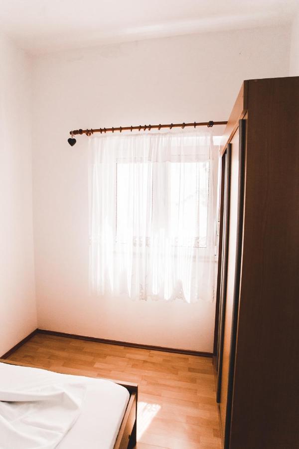 Apartmani Males 로고즈니차 외부 사진