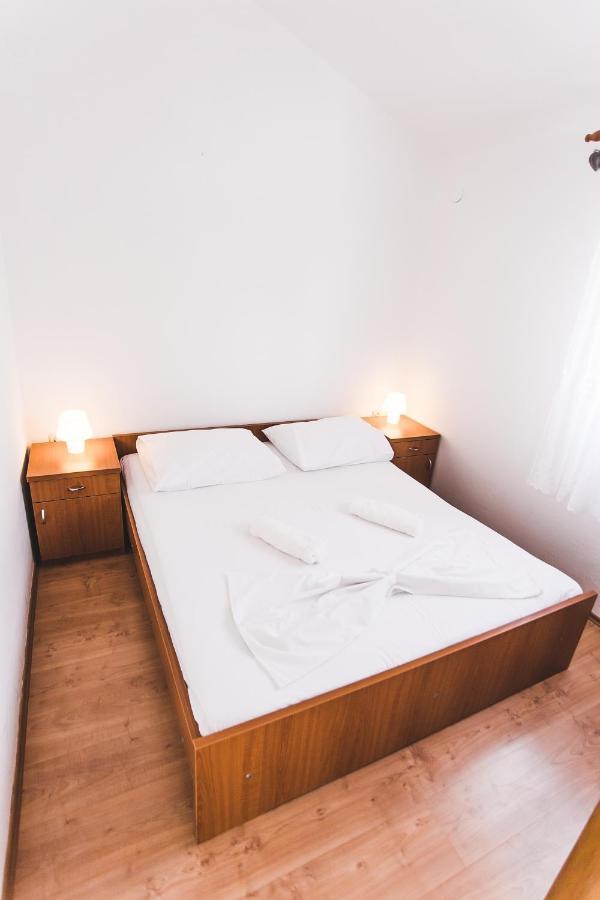 Apartmani Males 로고즈니차 외부 사진